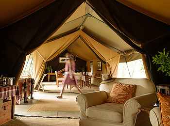 Serian Nkorombo: Essenszelt mit Lounge