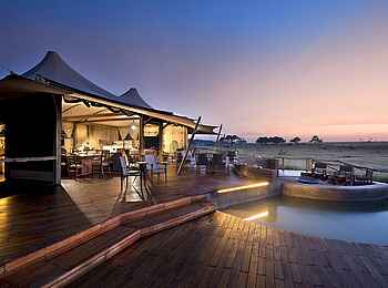 Somalisa Camp: Letzte Sonnenstrahlen im Hauptbereich Somalisa Camp: Letzte Sonnenstrahlen im Hauptbereich