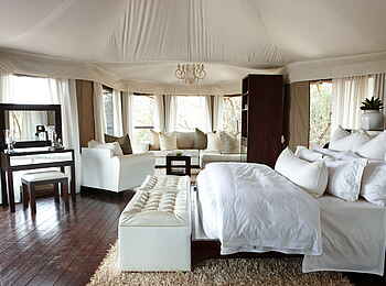 Thanda Tented Camp: Interieur mit Bett und Loungebrereich Thanda Tented Camp: Interieur mit Bett und Loungebrereich