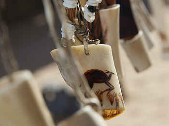 !Xaus Lodge: Handgefertigter Knochenschmuck !Xaus Lodge: Handgefertigter Knochenschmuck