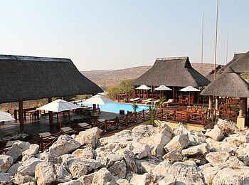 Epacha Game Lodge and Spa: Der Blick auf den Infinity Pool und das Sonnendeck