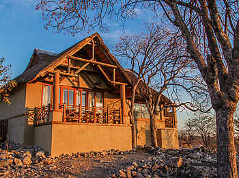 Epacha Game Lodge and Spa: Ein Chalet bei Sonnenuntergang