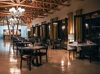 Etosha Oberland Lodge: Dinner im Restaurant Etosha Oberland Lodge: Dinner im Restaurant
