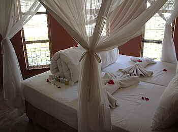 Halali Camp: Frisch gemachtes Bett mit Moskitonetz Halali Camp: Frisch gemachtes Bett mit Moskitonetz