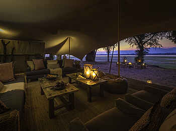 Little Ruckomechi Camp: Lounge mit Kerzenlicht