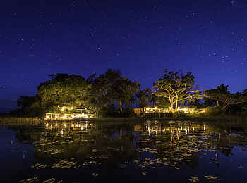Pelo Camp: Nächtlich erleuchtetes Camp Pelo Camp: Nächtlich erleuchtetes Camp