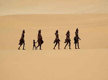 Serra Cafema: Himba-Gruppe in den Dünen