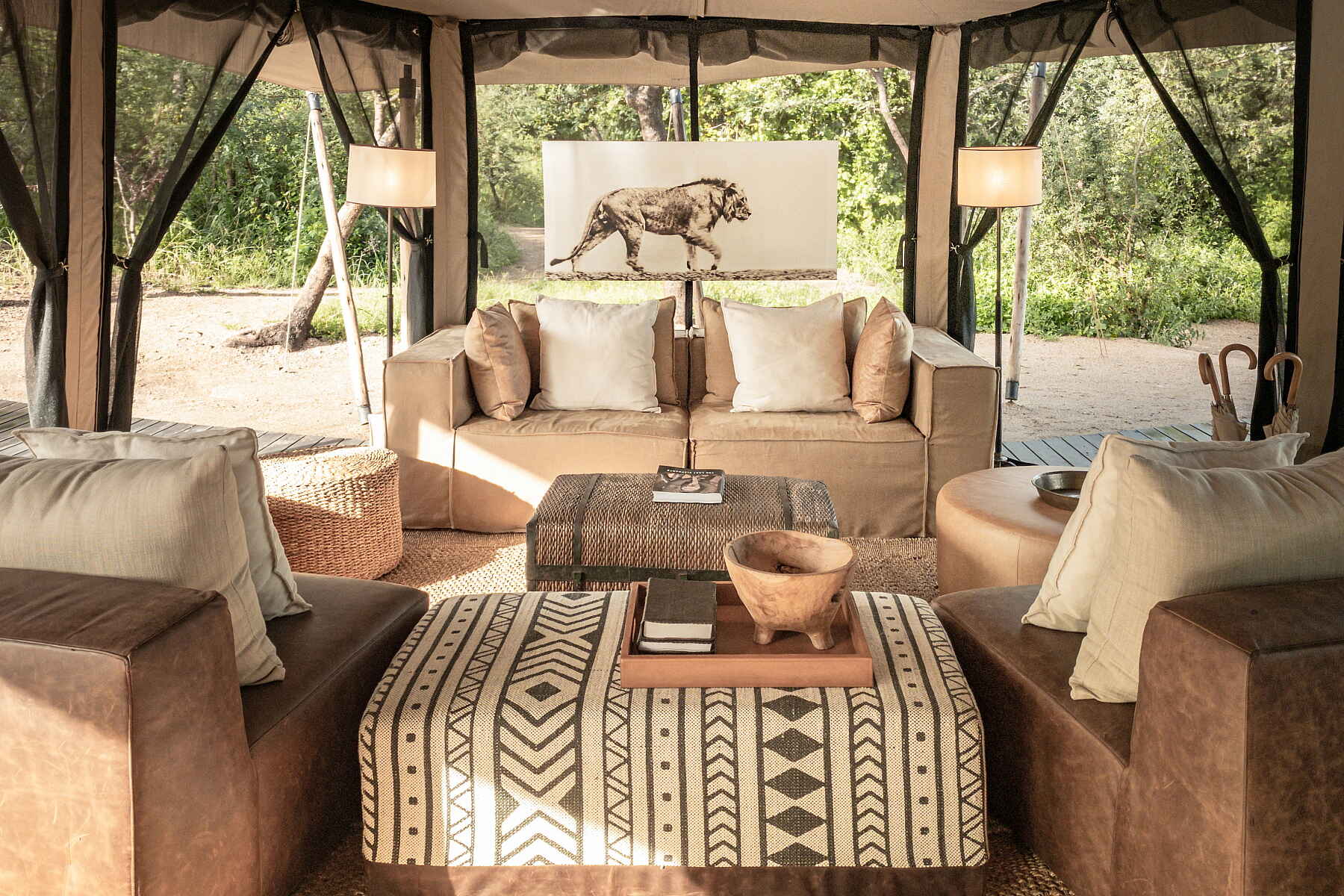 Friedkin Conservation Fund, Legendary Mila Tented Camp, Mwiba Wildlife Reserve, Hauptzelt, Lounge, Sessel, Sofa, Afrikarma, Afrikarma Safaris, Afrikarma Safaris - Wildnis. Hautnah., Afrikarma.de