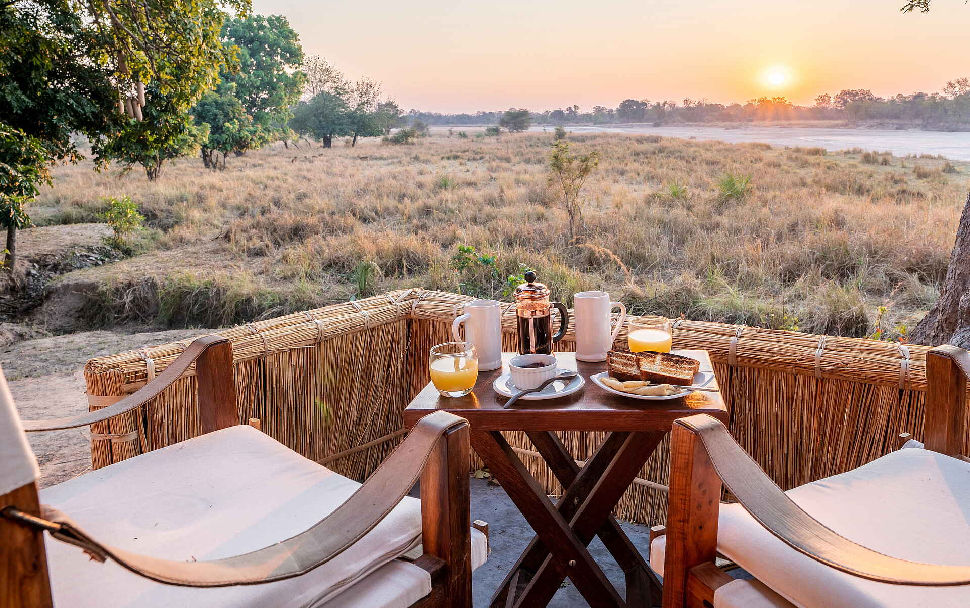 Abenteuer, Abgeschiedenheit, afrikarma, Afrikarma Safaris, afrikarma.de, Buschlandschaft, Bush Camp, Gästeunterkünfte, Zentrale Einrichtung, Entspannung, Erholung, Freiheit, Luwi Bush Camp, Luwi River, Mahagoni Bäume, Mahagoni Tree, Nachhhaltigkeit, Ökologisch, Panorama, Ruhe, Safari, Sambia, South Luangwa National Park, Steppenlandschaft, Time + Tide, Time + Tide Africa, Time + Tide Luwi, Walking Safari, Zambia