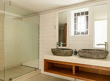 Constance Sakoa Boutik: Beachfront Suite Bad Constance Sakoa Boutik: Beachfront Suite Bad