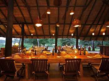 Ishasha Wilderness Camp: Speisesaal Ishasha Wilderness Camp: Speisesaal