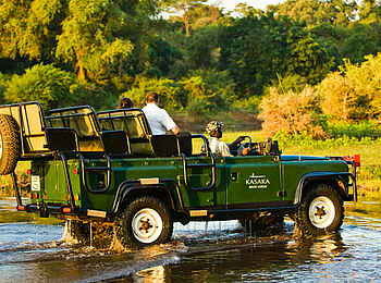 Kasaka River Lodge: Überquerung eines Baches im Nationalpark Kasaka River Lodge: Überquerung eines Baches im Nationalpark