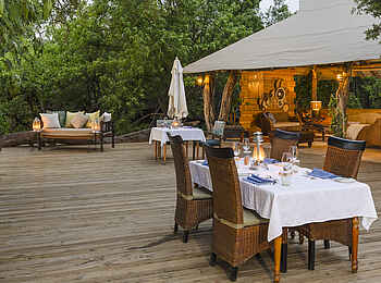 MmaTsebe Tented Camp: Terrasse und Lounge am Abend
