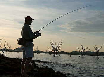 Musango Safari Camp: Angeln am Ufer