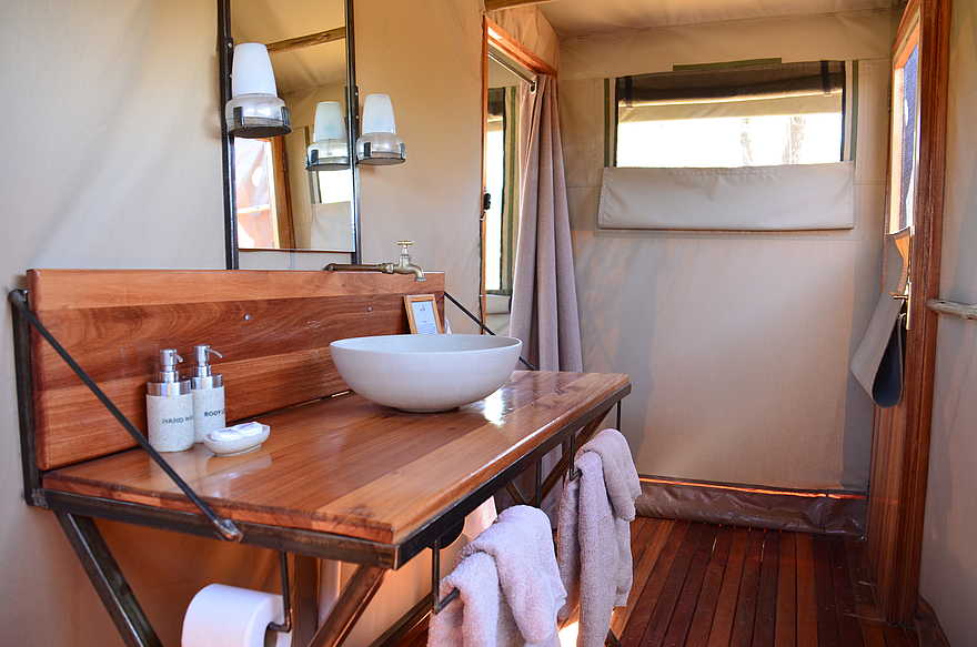 Sango Safari Camp: Waschtisch im Gästebad Sango Safari Camp: Waschtisch im Gästebad