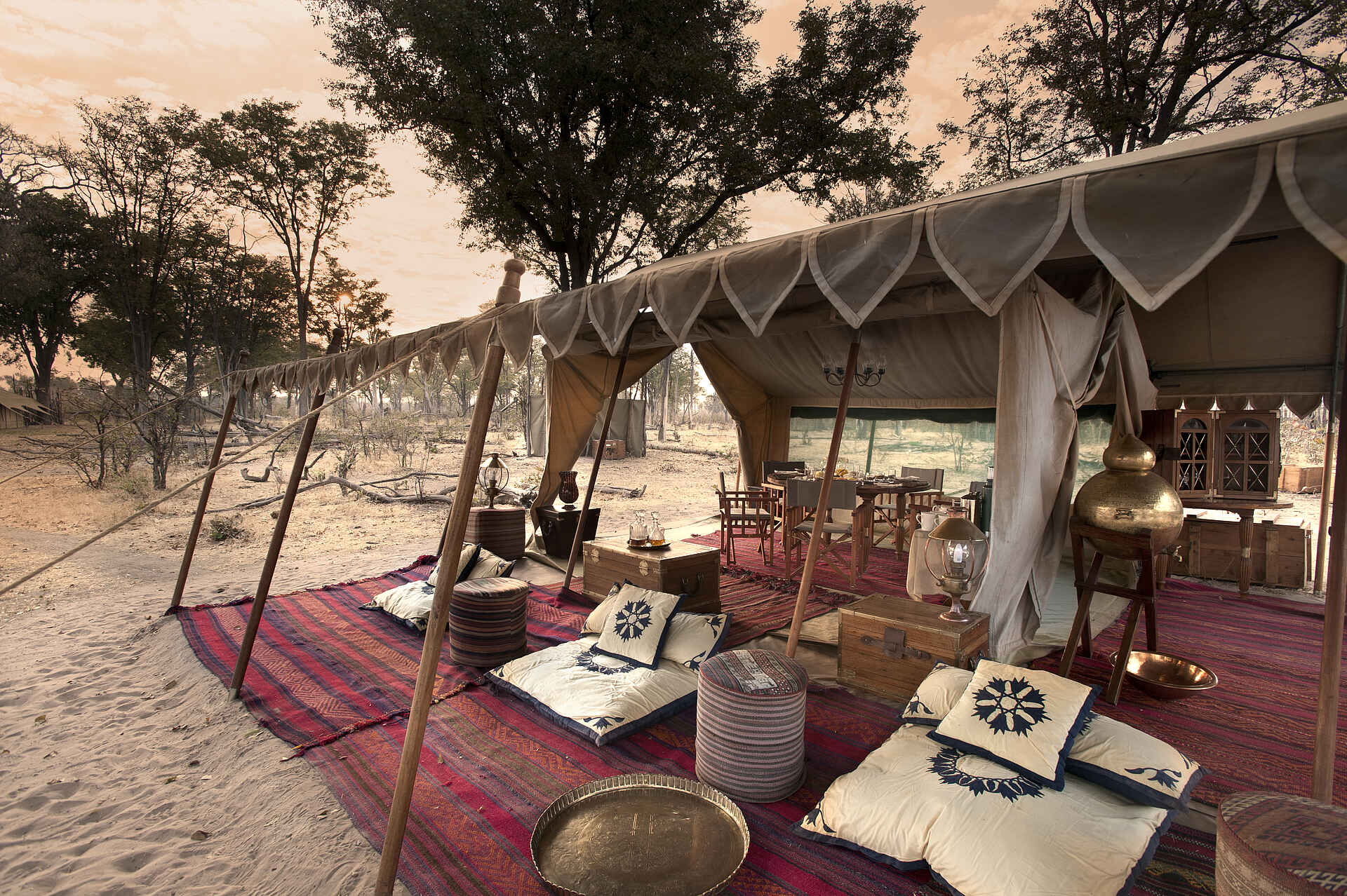 Selinda Explorers Camp: Orientalische Kissen vor dem Zelt