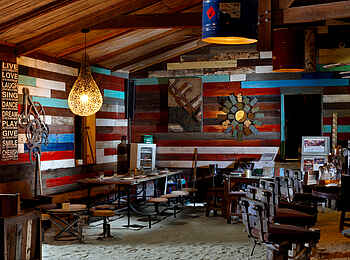 Shanti Maurice Resort & Spa: Gemütliches Flair im Rum Shed Bar & Grill