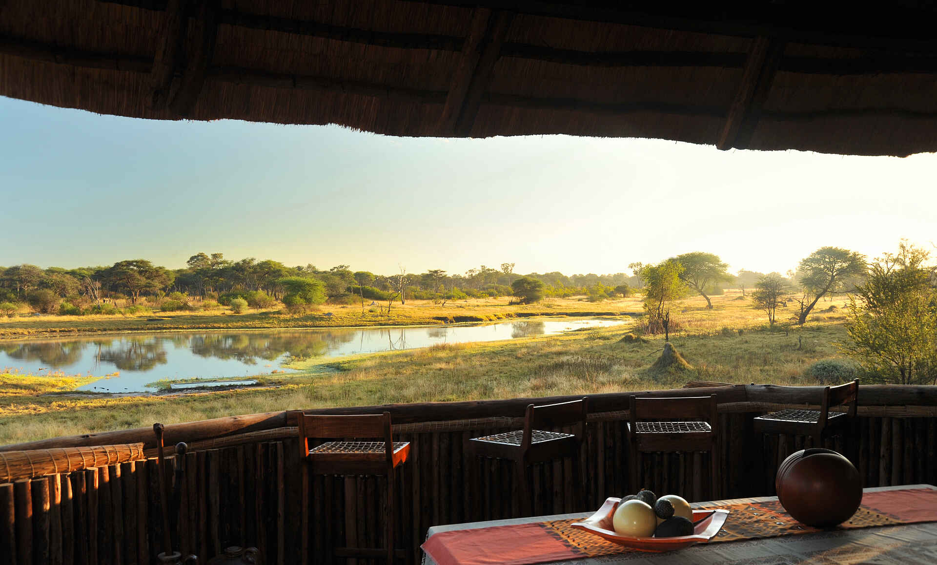 The Hide: Blick aus der oberen Etage zum Wasserloch
