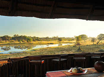 The Hide: Blick aus der oberen Etage zum Wasserloch The Hide: Blick aus der oberen Etage zum Wasserloch