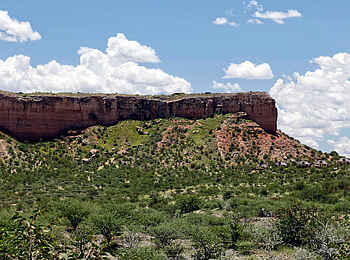 Vingerklip Lodge: Der Tafelberg, die Vingerklip Lodge und der Vingerklip