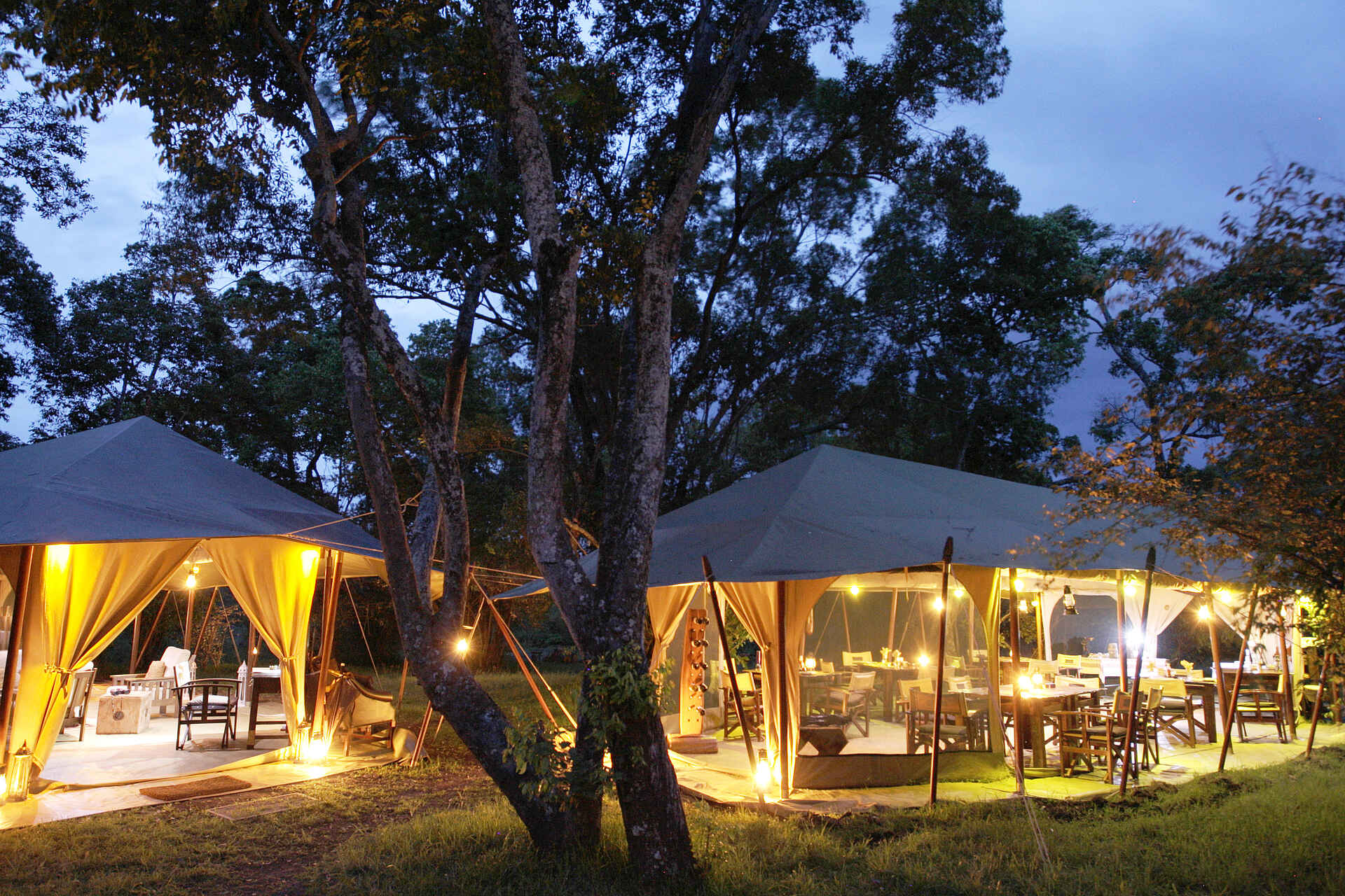 Afrikarma, Bush, Bushcamp, Camp, Game Drive, Kenia, Kenya, Lodge, Maasai, Mara, Masai Mara, Pirschfahrt, Safari, Abend, Laternen, Speisezelt, Afrikarma Safaris, Afrikarma Safaris - Wildnis. Hautnah., Afrikarma.de