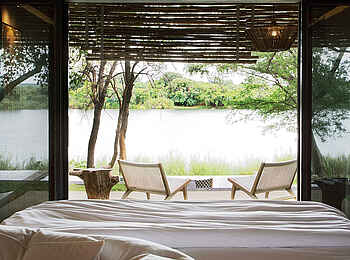 Matetsi Victoria Falls: Ausblick aus dem Bett der Suite Matetsi Victoria Falls: Ausblick aus dem Bett der Suite