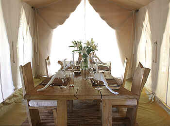 Naibor Camp: Essensbereich im Zelt Naibor Camp: Essensbereich im Zelt