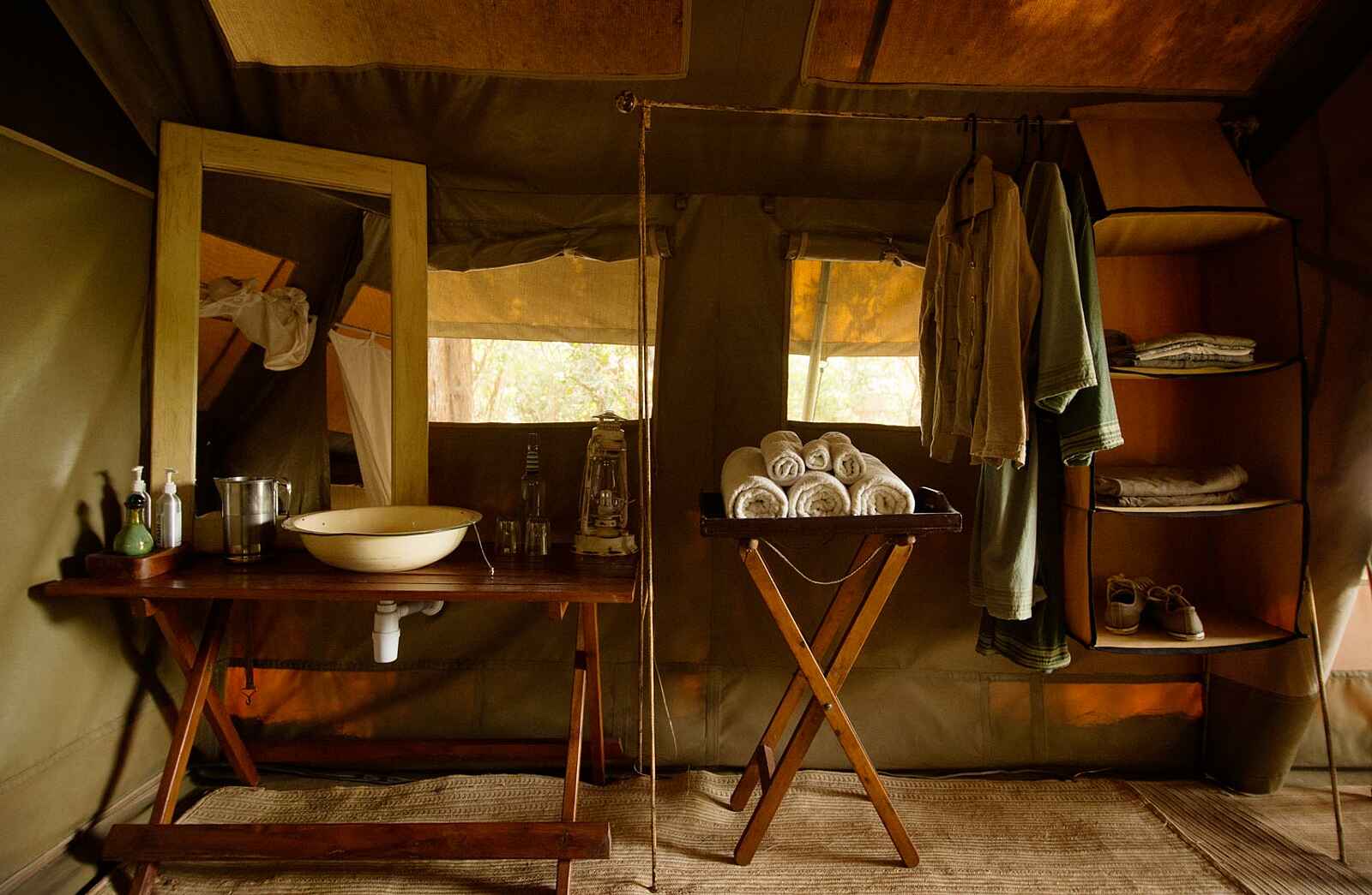 Serian Nkorombo: Waschbereich mit Spiegel im Zelt Serian Nkorombo: Waschbereich mit Spiegel im Zelt