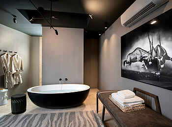 andBeyond Sossusvlei Desert Lodge: Das Badezimmer einer Suite andBeyond Sossusvlei Desert Lodge: Das Badezimmer einer Suite