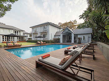 AtholPlace Hotel & Villa: Liegen am Pool AtholPlace Hotel & Villa: Liegen am Pool