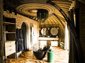 Bisate Lodge: Badezimmer mit freistehender Badewanne Bisate Lodge: Badezimmer mit freistehender Badewanne