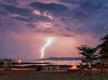 Changa Safari Camp: Gewitter über dem See Changa Safari Camp: Gewitter über dem See