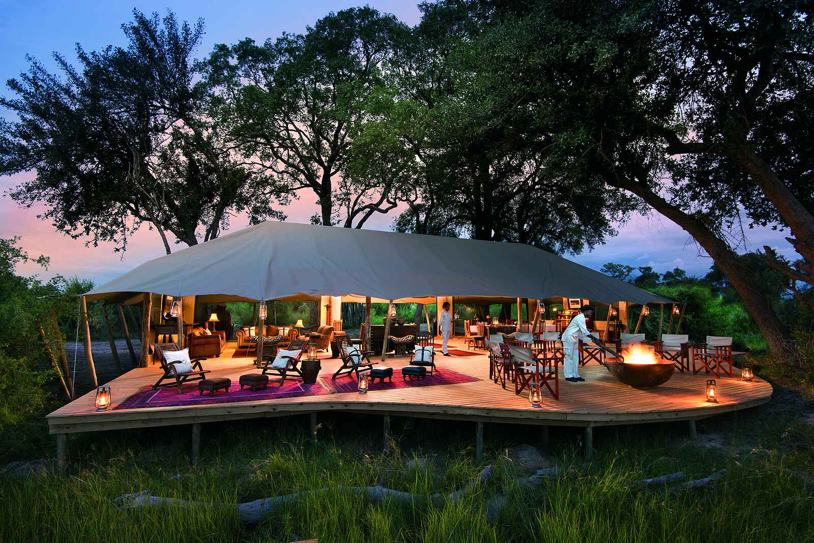 Duba Expedition Camp: Gemeinschaftsterrasse im Sonnenuntergang Duba Expedition Camp: Gemeinschaftsterrasse im Sonnenuntergang