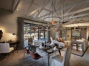 Epako Safari Lodge and Spa: Blick in die Waterhole Suite