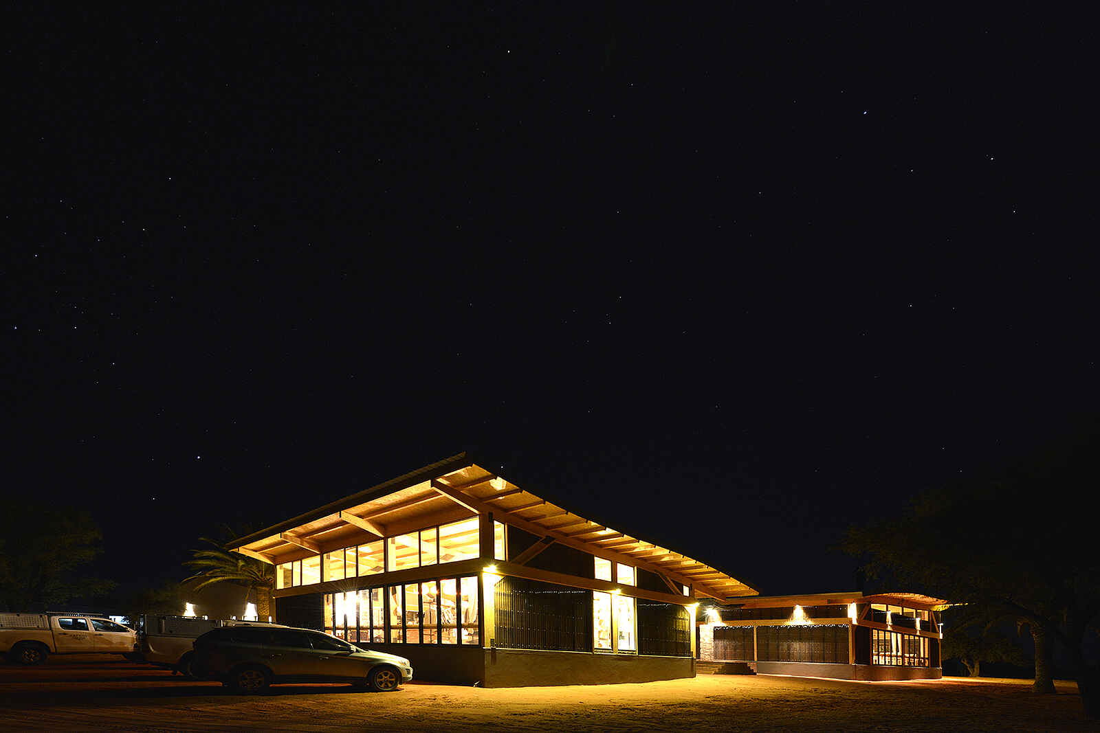 Kalahari Anib Lodge: Lodge bei Nacht Kalahari Anib Lodge: Lodge bei Nacht