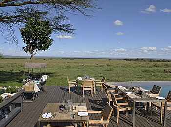 Kichwa Tembo Tented Camp: Esstische auf dem Sonnendeck Kichwa Tembo Tented Camp: Esstische auf dem Sonnendeck