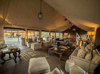 Little Machaba Camp: Die gemütliche Lounge der Hauptlodge