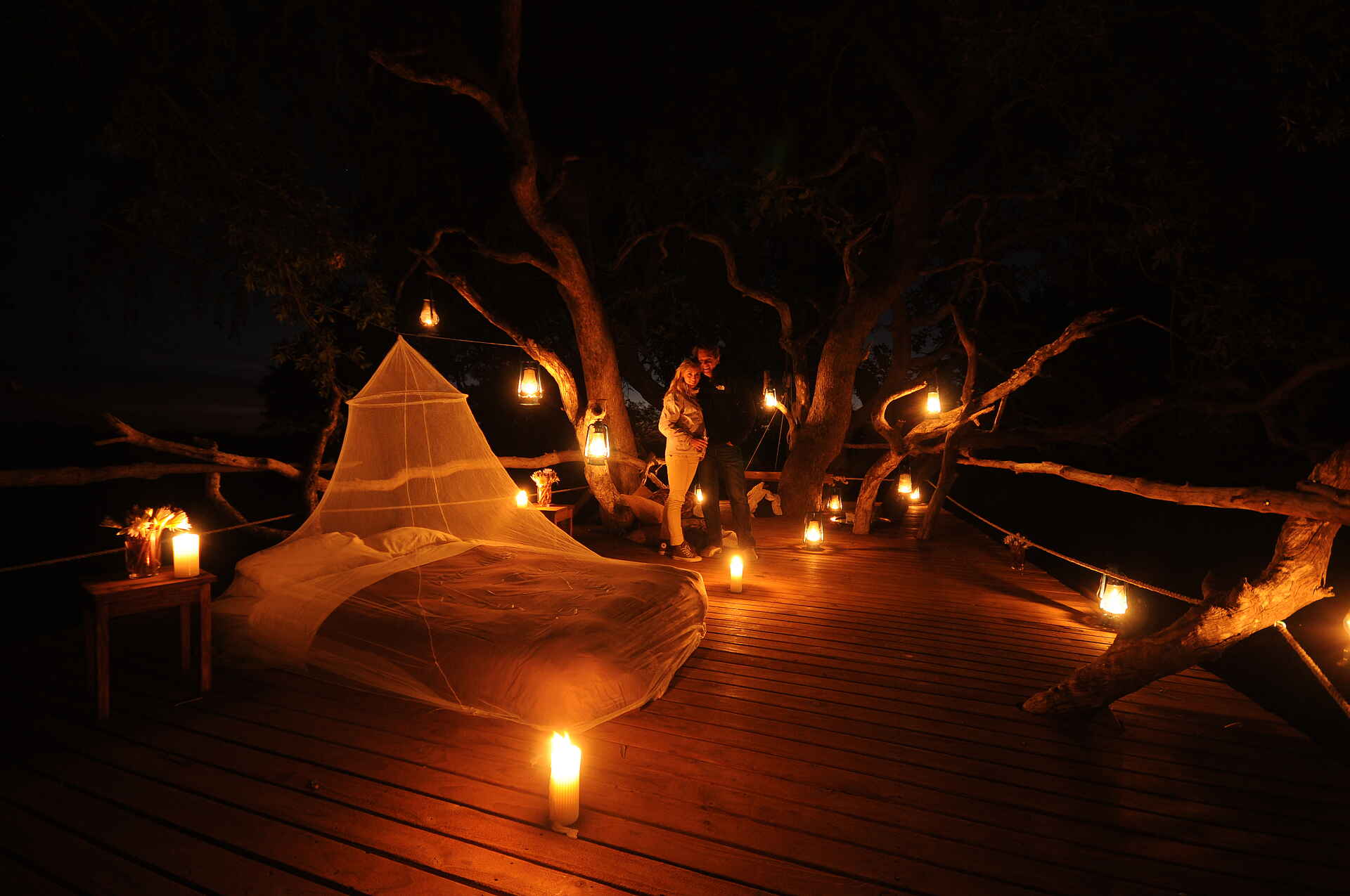 Africa, African Horseback Safaris, Afrika, Afrikanische Wildhunde, afrikarma, Binnendelta, Birding, Boma, Bootsfahrten, Botsuana, Botswana, Braunkehlreiher, Buchen, Buchung, ecological monitoring, Eco-Safari, Einbaum-Boote, environmental monitoring, Fischadler, Flusspferde, Horseback Riding, Information, Informationen, Flusspferd, Krokodil, Nilkrokodil, Nilpferd, Macatoo Camp, Afrikanischer Wildhund, Breitmaulnashorn, Mokoros, Nashorn, Pool, Reiten, Reit-Safari, Swimmingpool, Nachhaltigkeit, Nachtpirschfahrten, Okavango, Okavango Delta, Okavango Panhandle, Okavango River, Okavangobecken, Okavangodelta, Ökologisch, Pferde, Pirschfahrten, Ranwanalenaus, Reise, Reiseveranstalter, Reitsafari, Safari, Umweltüberwachungen, Urlaub, Vogelbeobachtungen, Vollpension, Wasserböcke, www.afrikarma.de, Ngamiland East, Big Five, Büffel, Elefant, Leopard, Löwe, Spitzmaulnashorn, Ausstattung, Baumhaus, Baumkrone, Bett, central facilities, Einrichtung, Hauptbereich, Hauptgebäude, Holzplateau, Holzterrasse, Kerzen, main area, main building, Zentrale Einrichtungen