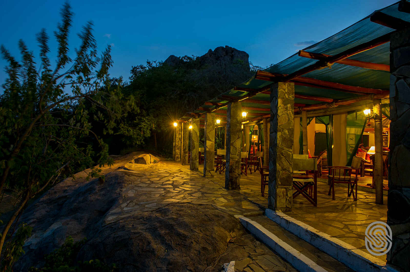 Mbuzi Mawe Serena Camp: Terrasse vor dem Speisezelt Mbuzi Mawe Serena Camp: Terrasse vor dem Speisezelt