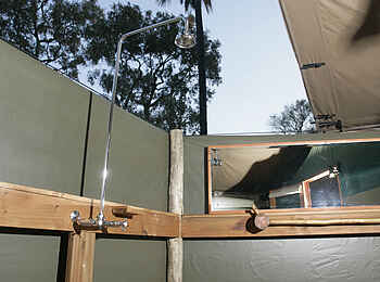 Moremi Crossing: Außendusche Moremi Crossing: Außendusche