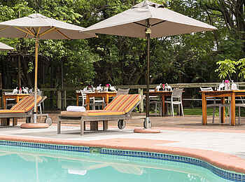 Sedia Riverside Hotel: Speisen am Pool