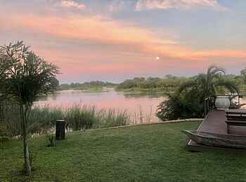 Shametu River Lodge: Am Abend