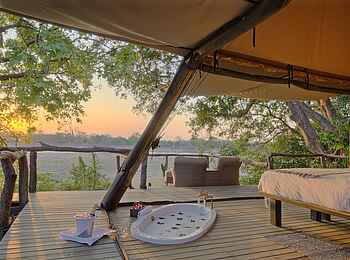 Shawa Luangwa Camp: Sonnenuntergang mit romantischem Bad Shawa Luangwa Camp: Sonnenuntergang mit romantischem Bad