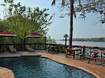 The Zambezi Waterfront: Deck mit Swimming Pool