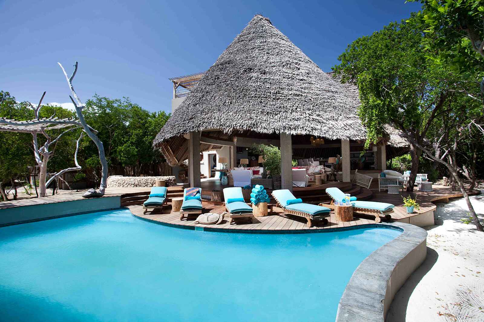 Vamizi Island: Casamina Pool mit Liegestühlen Vamizi Island: Casamina Pool mit Liegestühlen