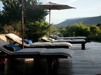 Waterberg Guest Farm: Liegestühle und Sonnenschirme Waterberg Guest Farm: Liegestühle und Sonnenschirme