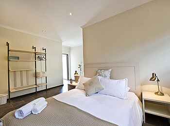 Galton House: Bett und Regal