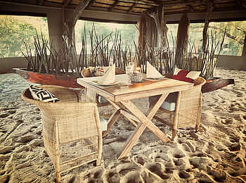Leopard Plains: Esstisch vor dokorativem Mokoro Leopard Plains: Esstisch vor dokorativem Mokoro