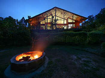 Mahogany Springs Safari Lodge: Hauptgebäude bei Nacht