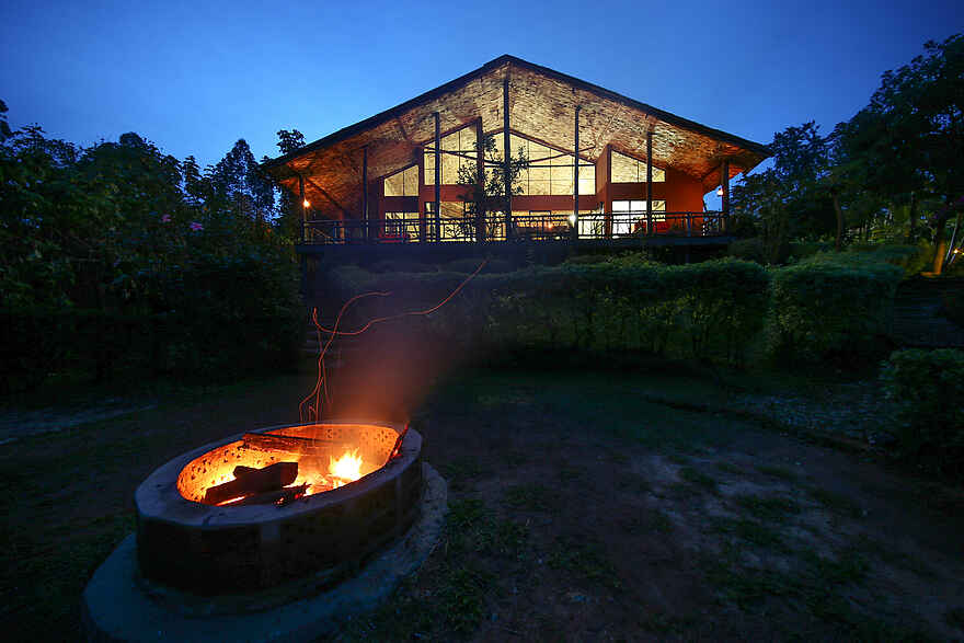 Mahogany Springs Safari Lodge: Hauptgebäude bei Nacht Mahogany Springs Safari Lodge: Hauptgebäude bei Nacht